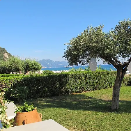 Seafront Calista House With Garden Casa de Férias