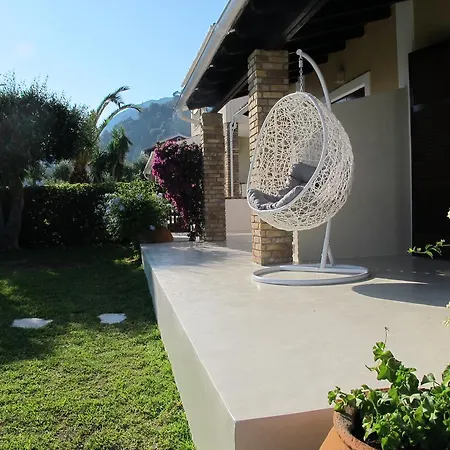 Seafront Calista House With Garden Glifáda